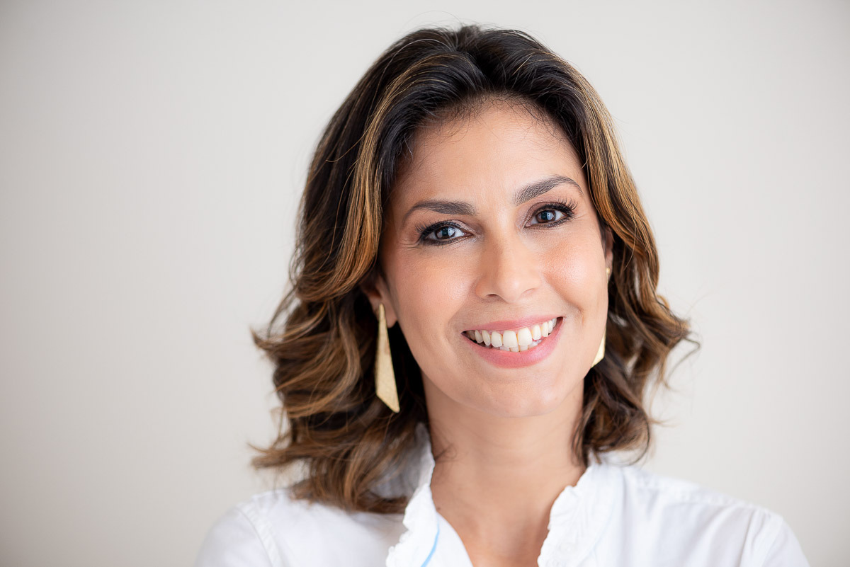 Headshot feminino com luz de estúdio, ideal para uso corporativo e branding pessoal