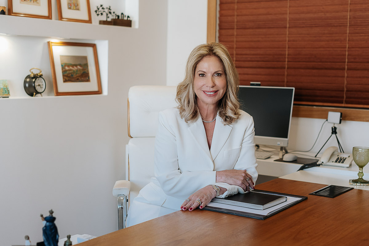 Retrato de advogada em seu escritório feito no Rio de Janeiro por Dani Justus