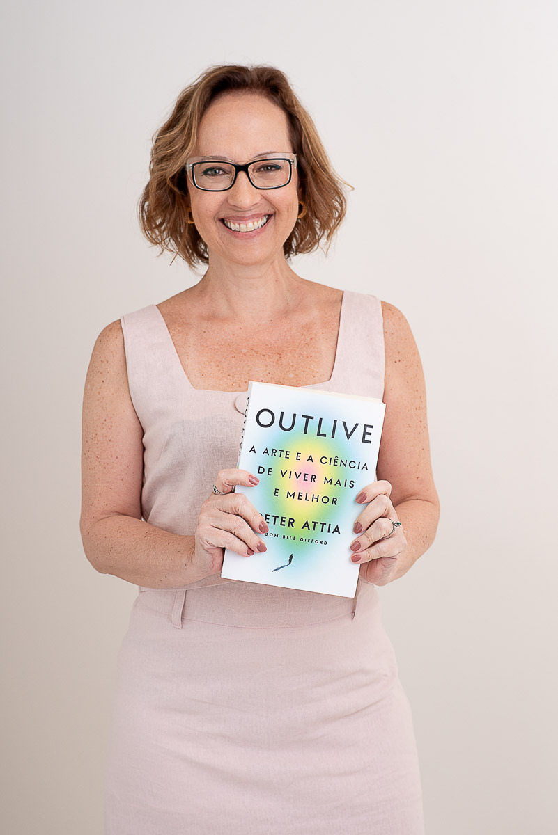 Retrato profissional de médica segurando um livro para Instagram , feito no Rio de Janeiro por Dani Justus