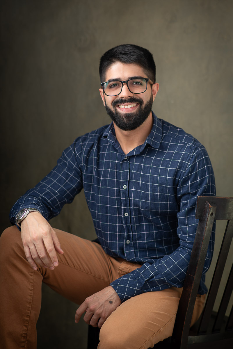 Retrato corporativo feminino com olhar direto e elegante, fotografia feita no estúdio da Dani Justus
