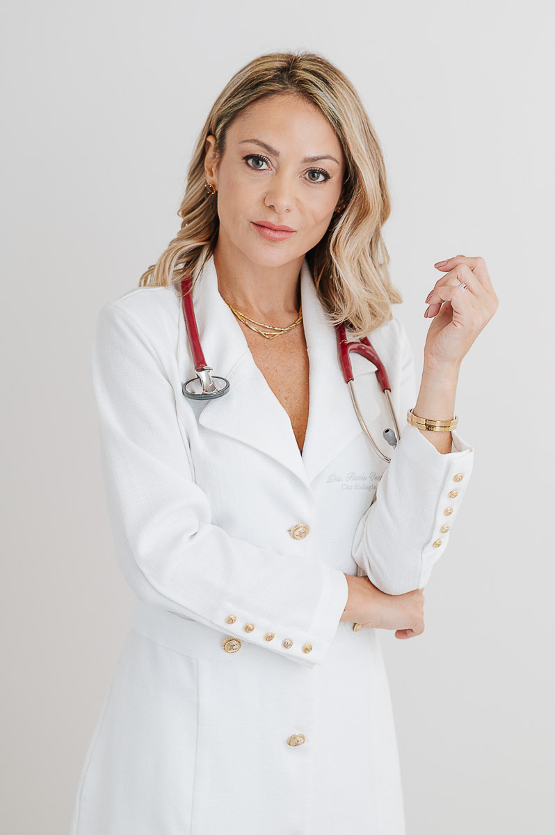 Foto profissional de médica com jaleco em estúdio no RJ, para redes e currículo