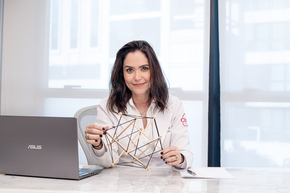 Retrato profissional de médica no consultório feito no Rio de Janeiro por Dani Justus