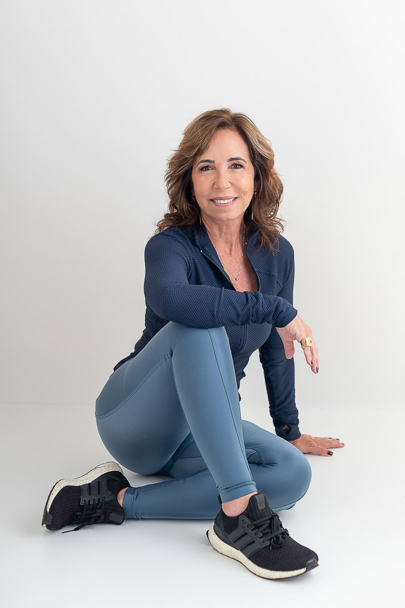 Retrato de médica em estúdio com roupa de academia