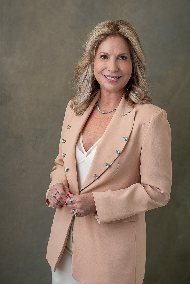 Retrato profissional feminino com blazer nude no estúdio Dani Justus no Rio de Janeiro