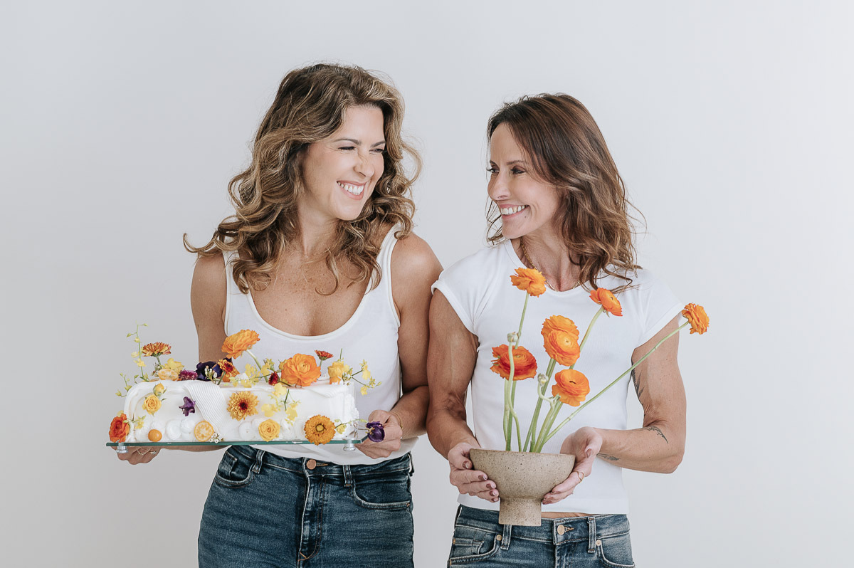 Retratos de uma florista e uma confeiteira em estúdio