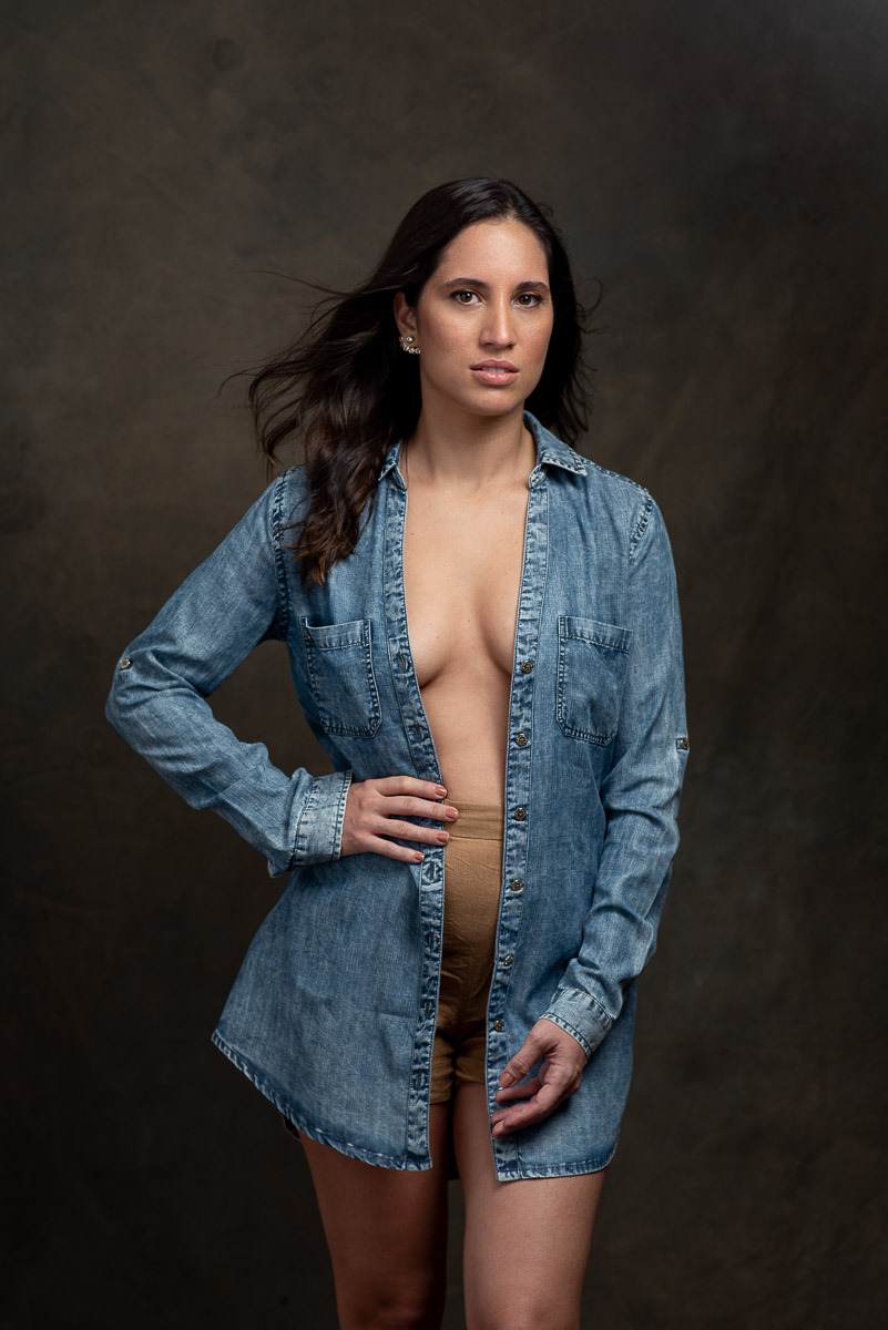 Retrato feminino em estúdio com luz de flash, feito por Dani Justus no Rio de Janeiro – fotografia com direção leve e foco na autoestima.