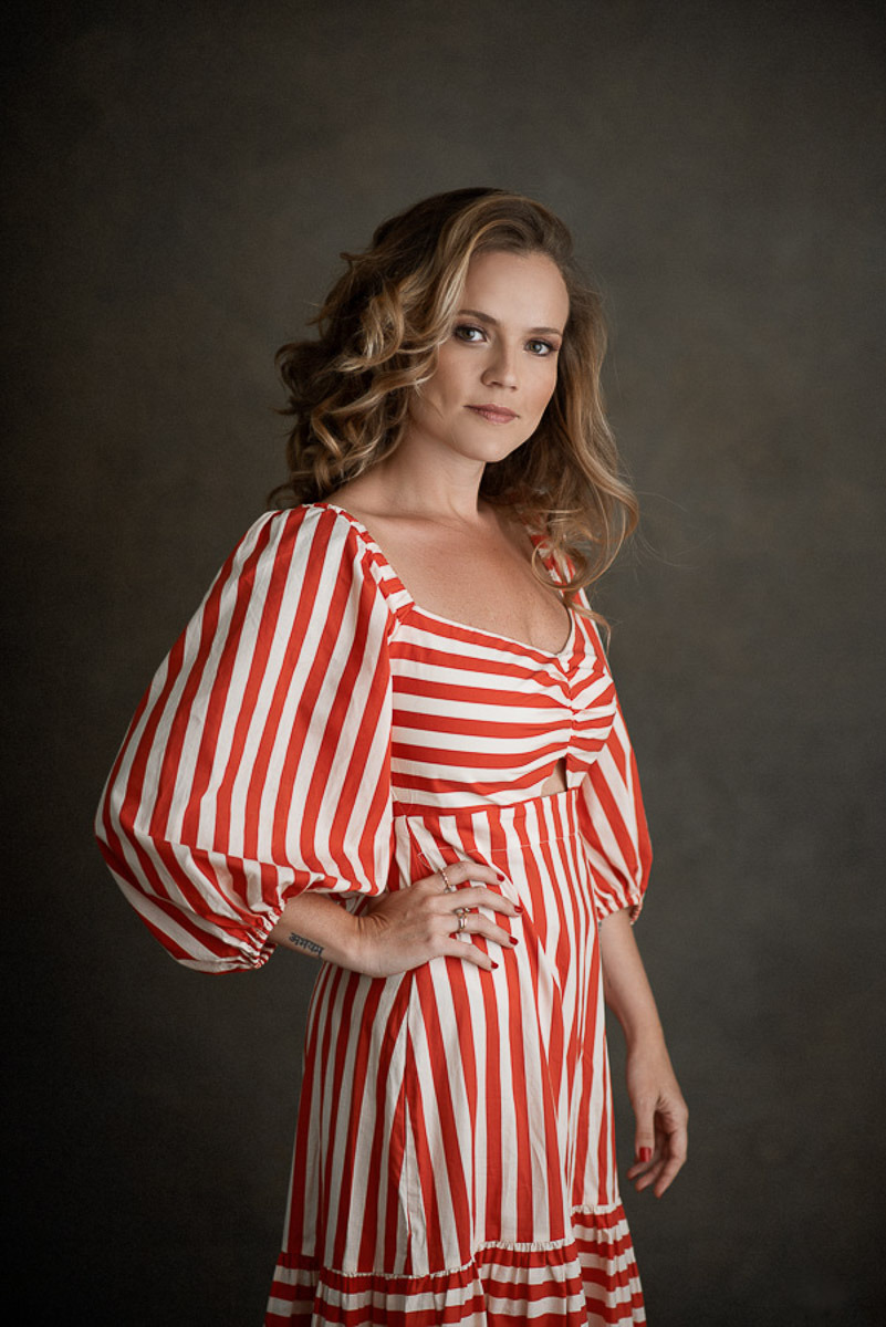 Retrato feminino em estúdio com luz de flash, feito por Dani Justus no Rio de Janeiro – fotografia com direção leve e foco na autoestima.