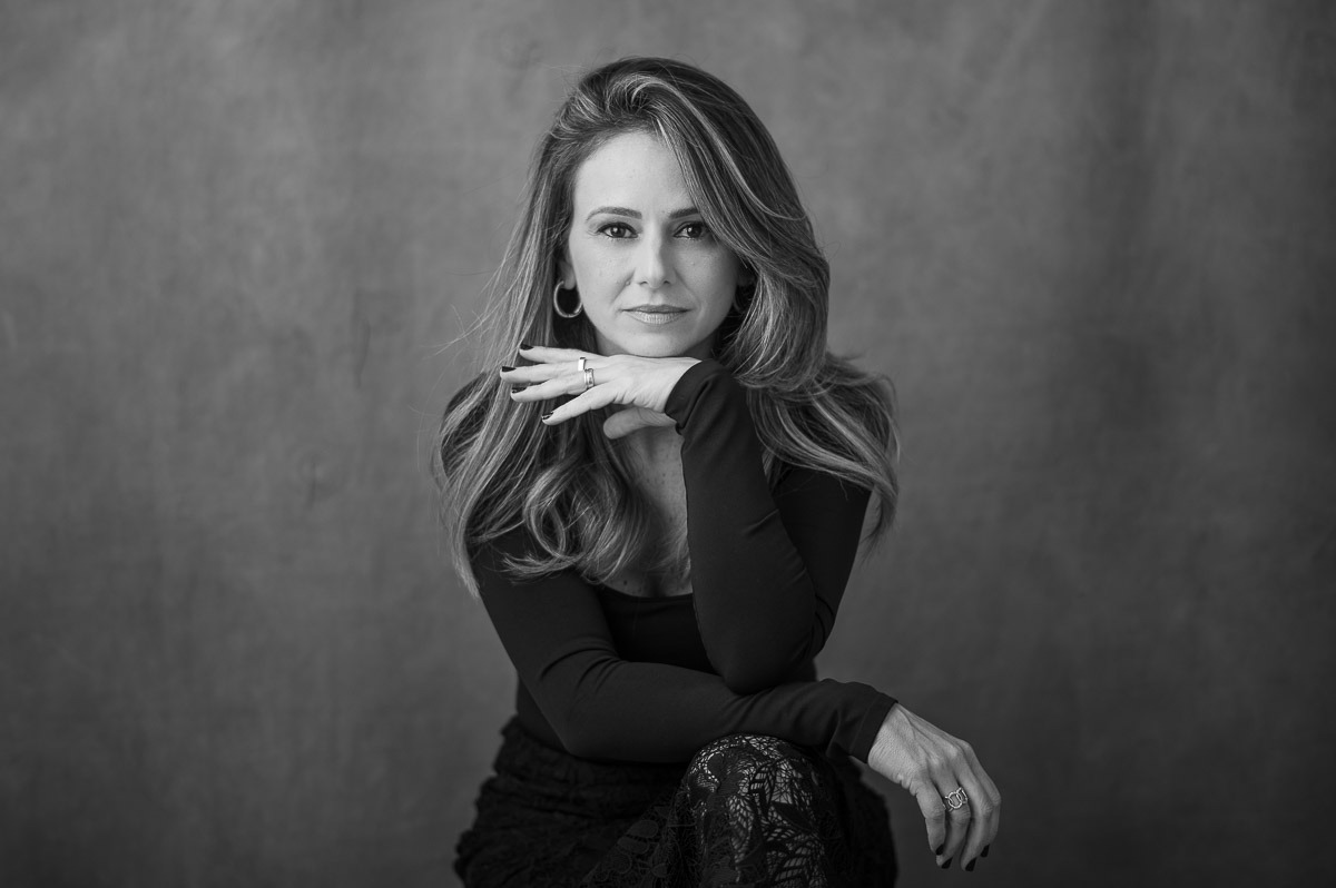 Retrato feminino em estúdio com luz de flash, feito por Dani Justus no Rio de Janeiro – fotografia com direção leve e foco na autoestima.
