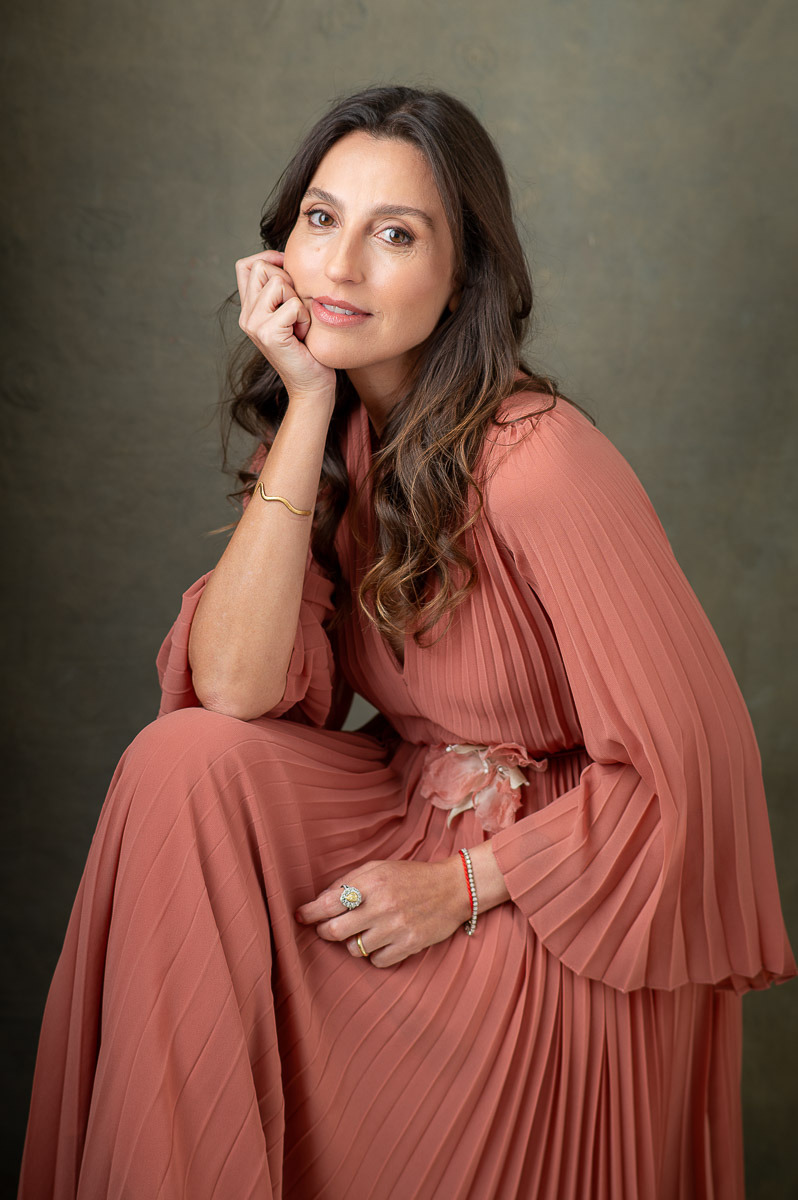 Retrato feminino em estúdio com luz de flash, feito por Dani Justus no Rio de Janeiro – fotografia com direção leve e foco na autoestima.