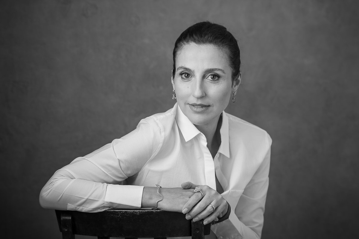 Retrato feminino em estúdio com luz de flash, feito por Dani Justus no Rio de Janeiro – fotografia com direção leve e foco na autoestima.