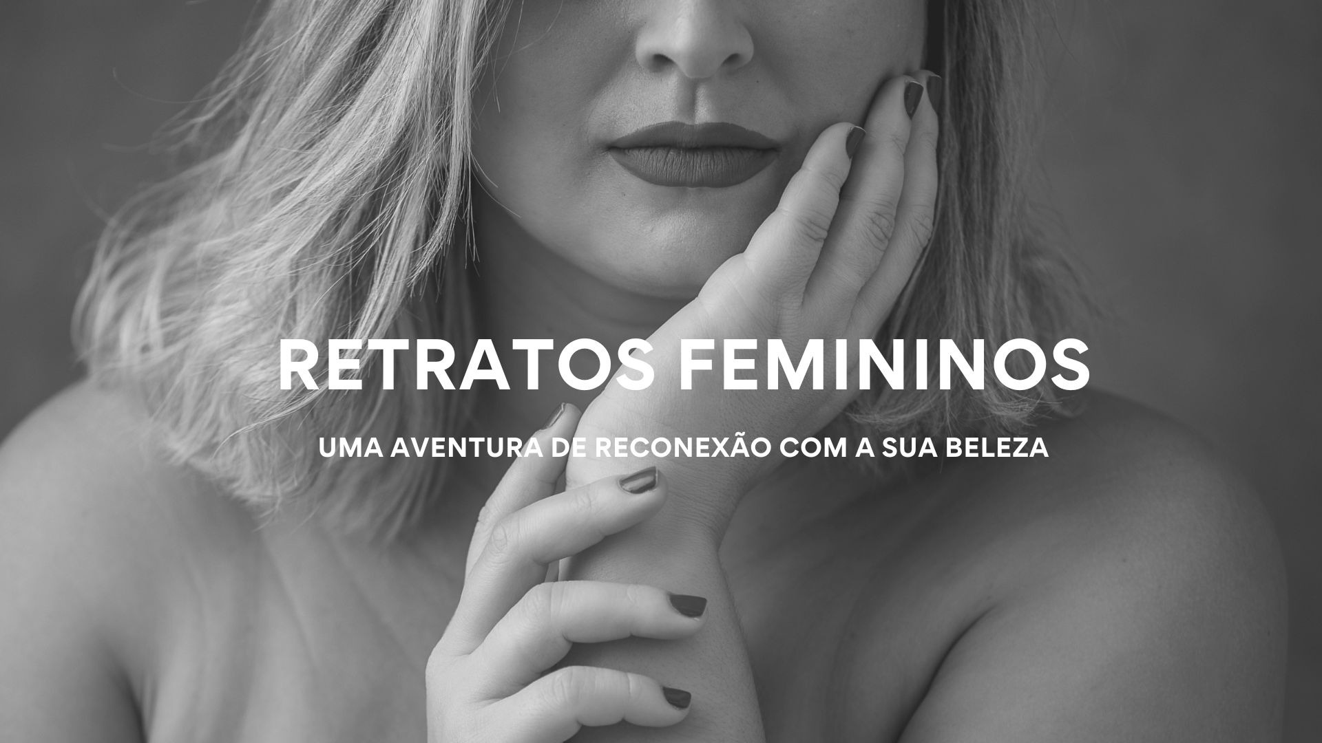 Retrato feminino em estúdio com luz de flash, feito por Dani Justus no Rio de Janeiro – fotografia com direção leve e foco na autoestima.