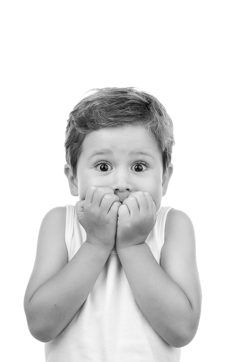 Retrato expressivo de menino surpreso, imagem lúdica em preto e branco com fundo branco