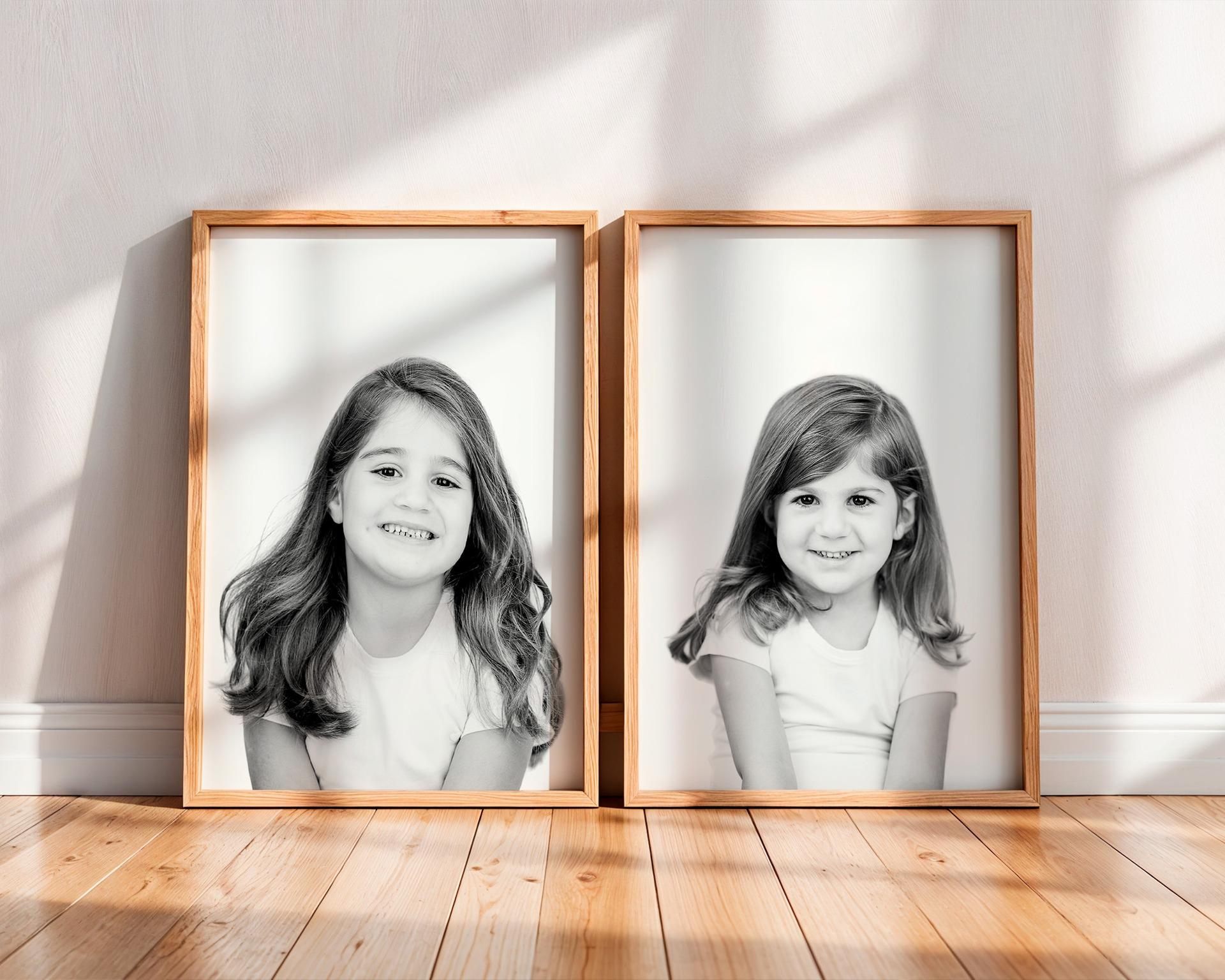 Retratos infantis emoldurados lado a lado com fundo branco, destacando sorrisos delicados de duas irmãs em ensaio fotográfico profissional.