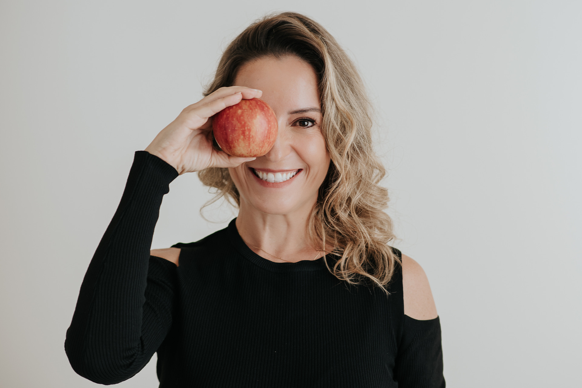 Retrato profissional feminino com fundo neutro para LinkedIn no Rio de Janeiro