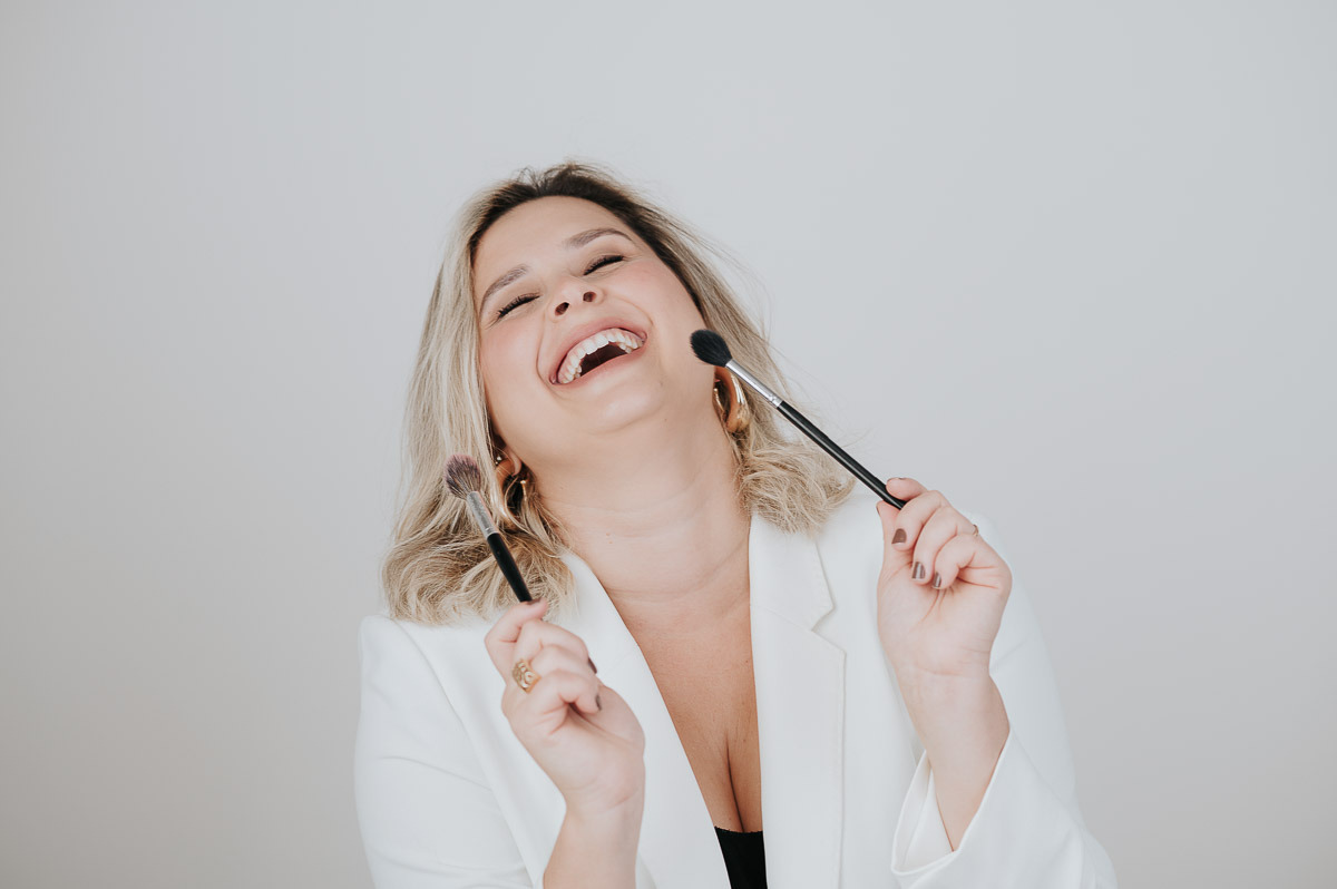 Retrato profissional feminino com fundo neutro para LinkedIn no Rio de Janeiro