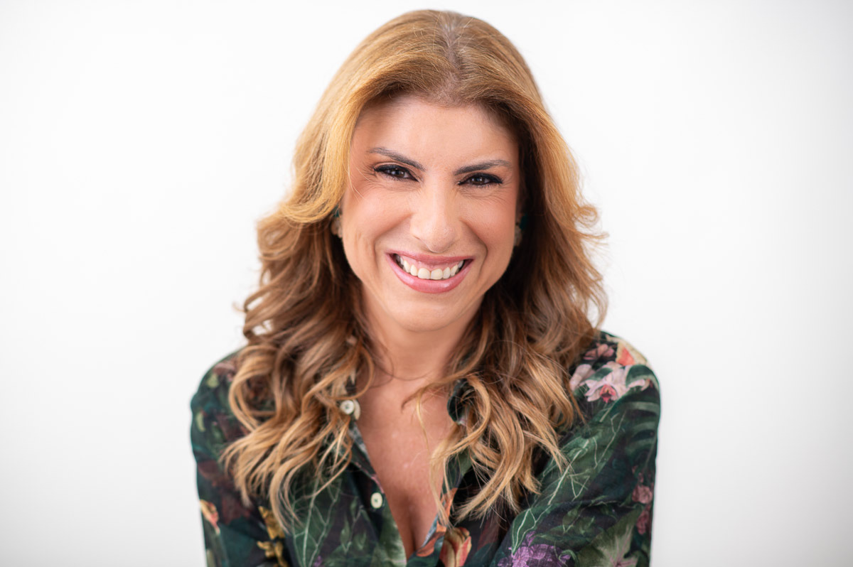 Retrato profissional feminino com fundo neutro para LinkedIn no Rio de Janeiro