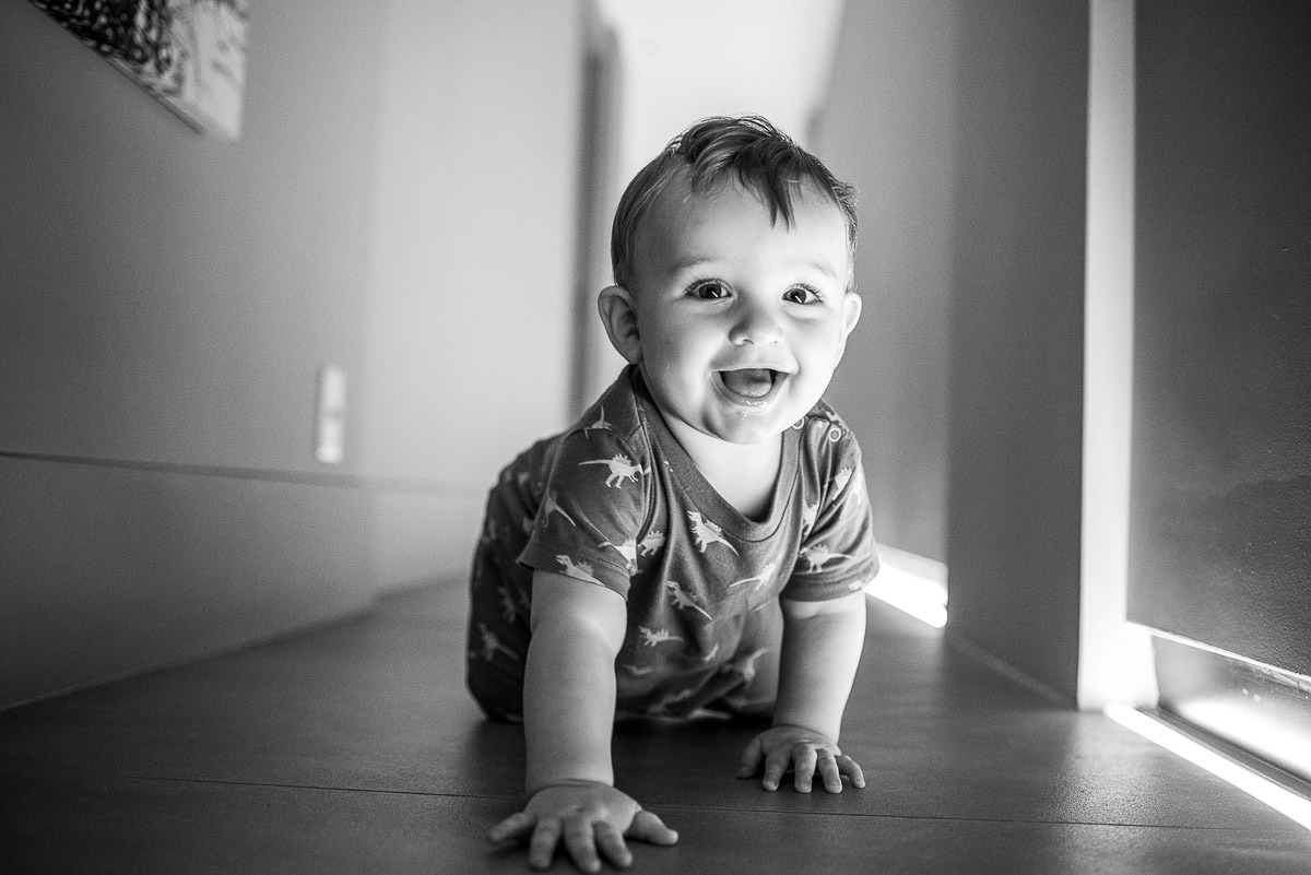 Bebê engatinhando durante ensaio fotográfico no Rio de Janeiro