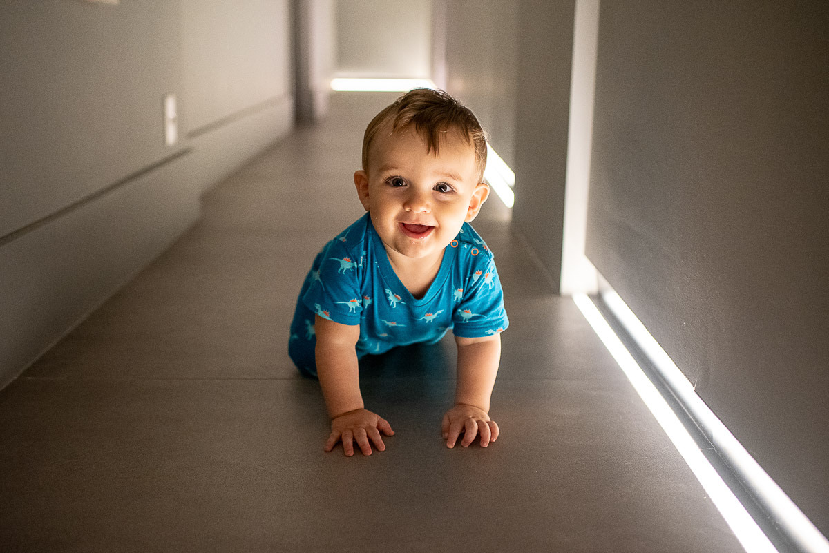 Bebê engatinhando em casa