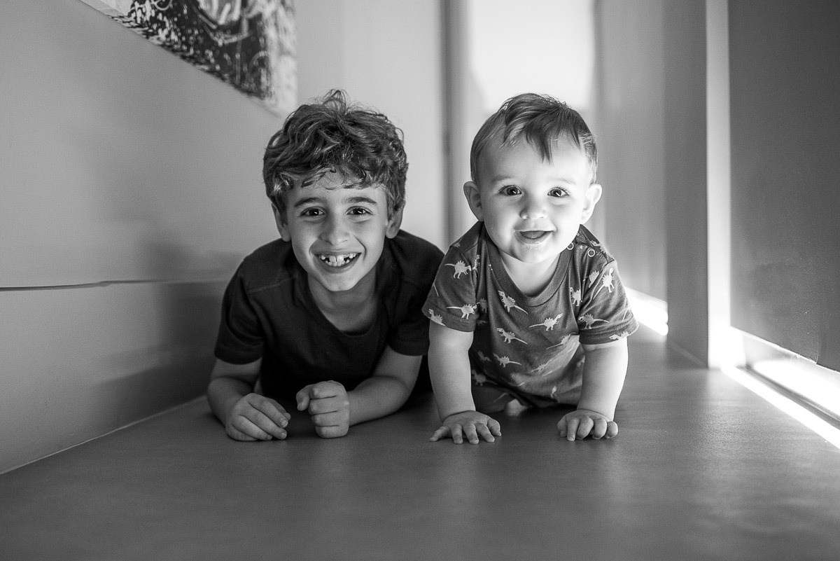 Bebê brincando com seu irmão