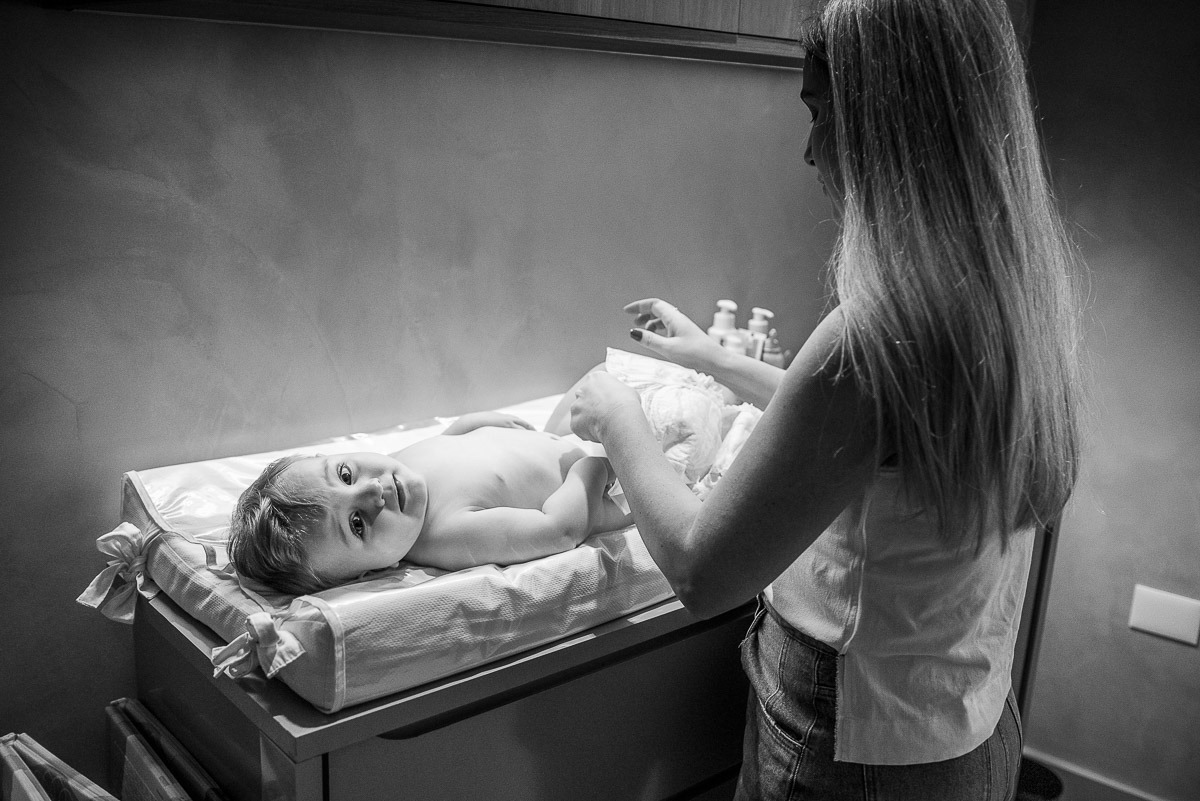 Bebê trocando fralda em Ensaio Fotográfico em casa
