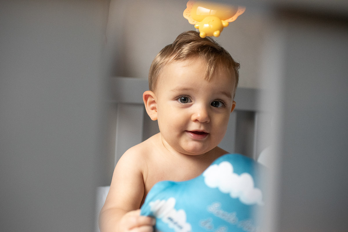 Bebê no berço em ensaio de acompanhamento