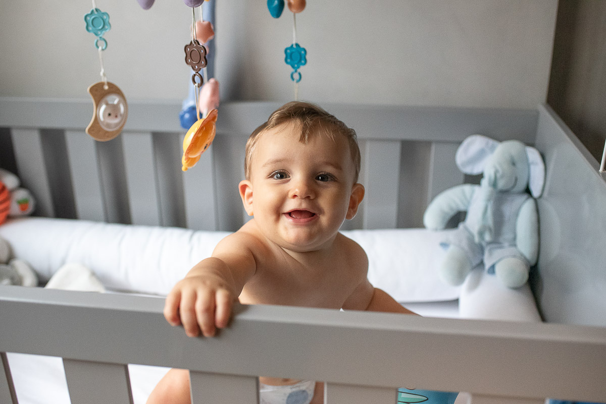 Bebê de 10 meses no berço em ensaio fotográfico no Rio de Janeiro