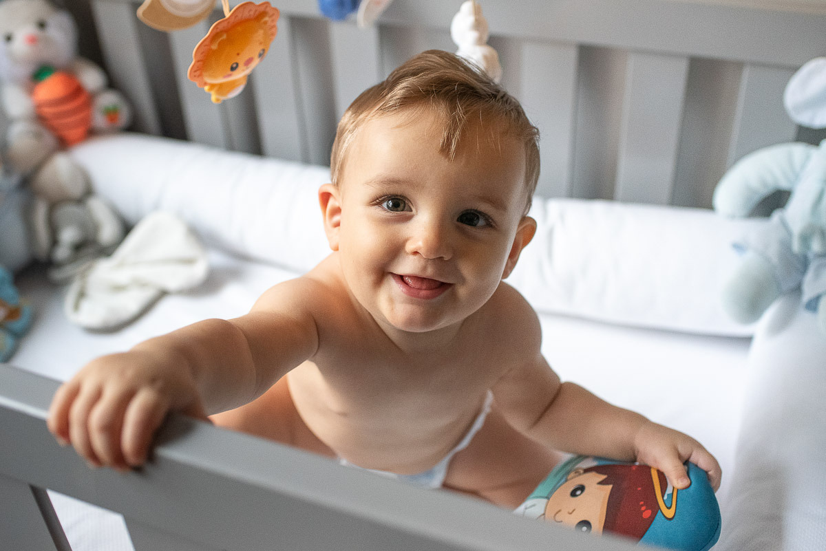 Ensaio documental de bebê brincando no ambiente no seu quarto