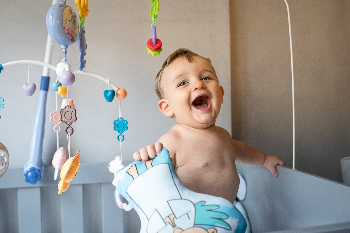 Ensaio documental de bebê brincando no ambiente da família.