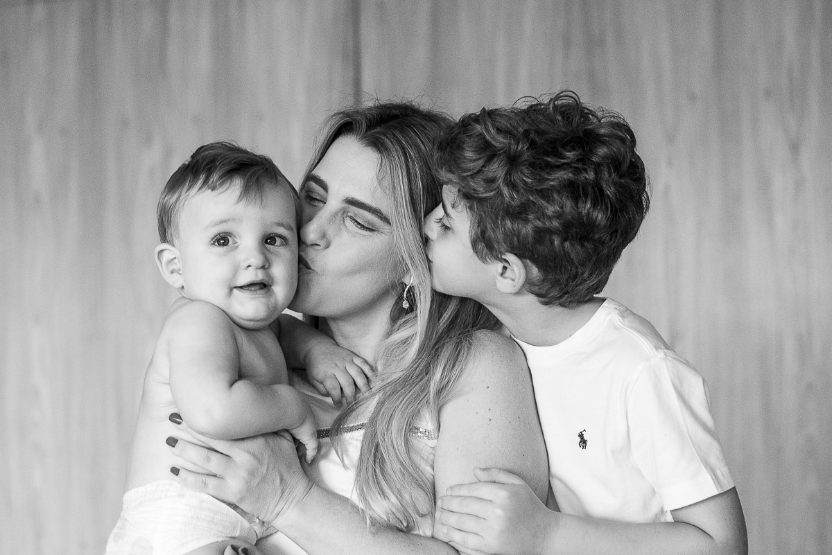 Foto espontânea de mãe e filhos