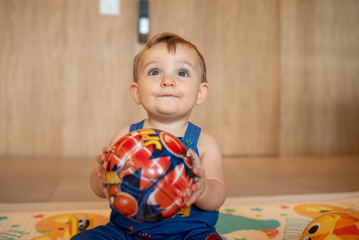 Bebê com seus brinquedos em Ensaio de Acompanhamento