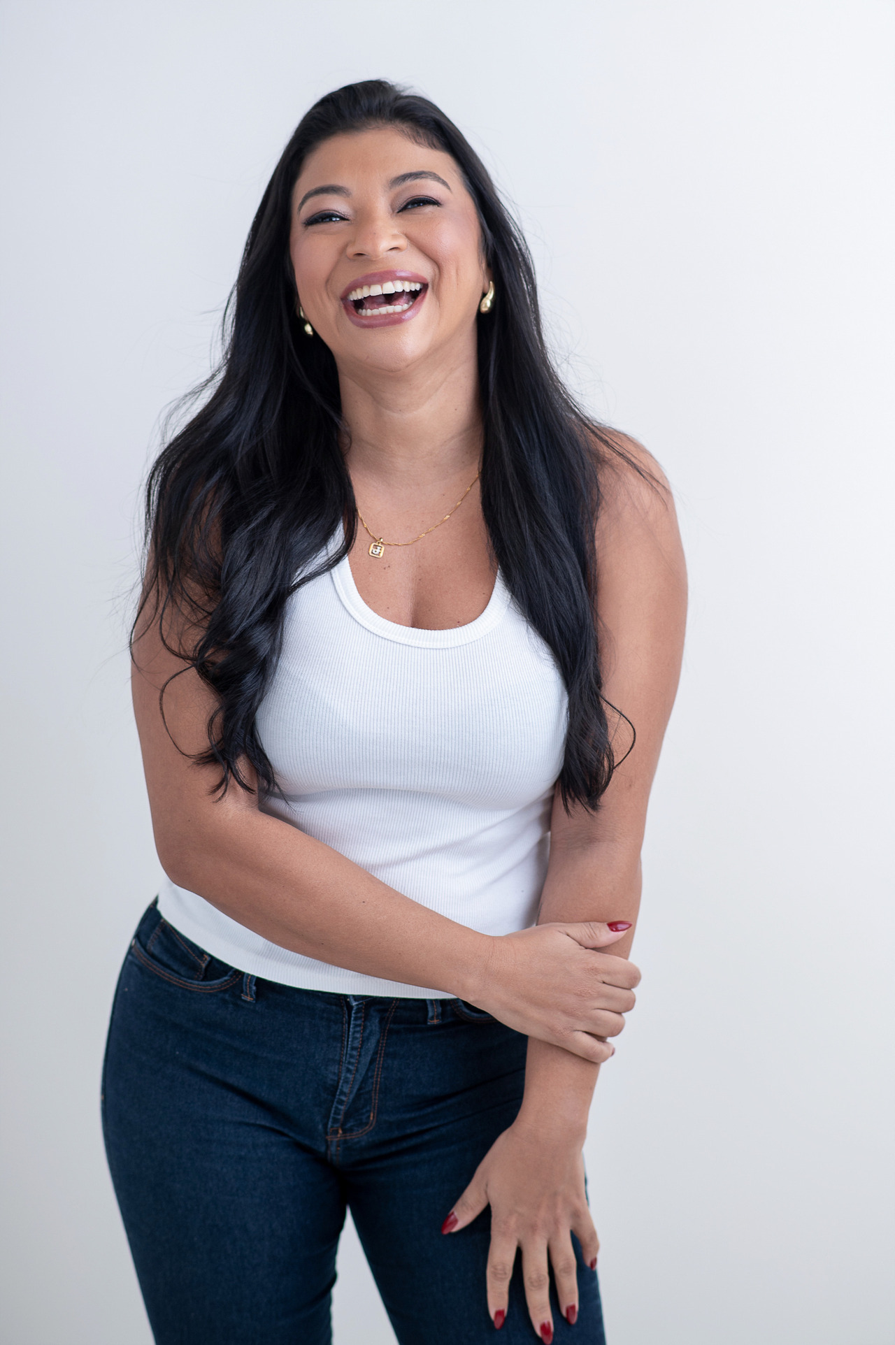 Retrato feminino de 40 anos com fundo neutro no estúdio da Dani Justus, Rio de Janeiro.