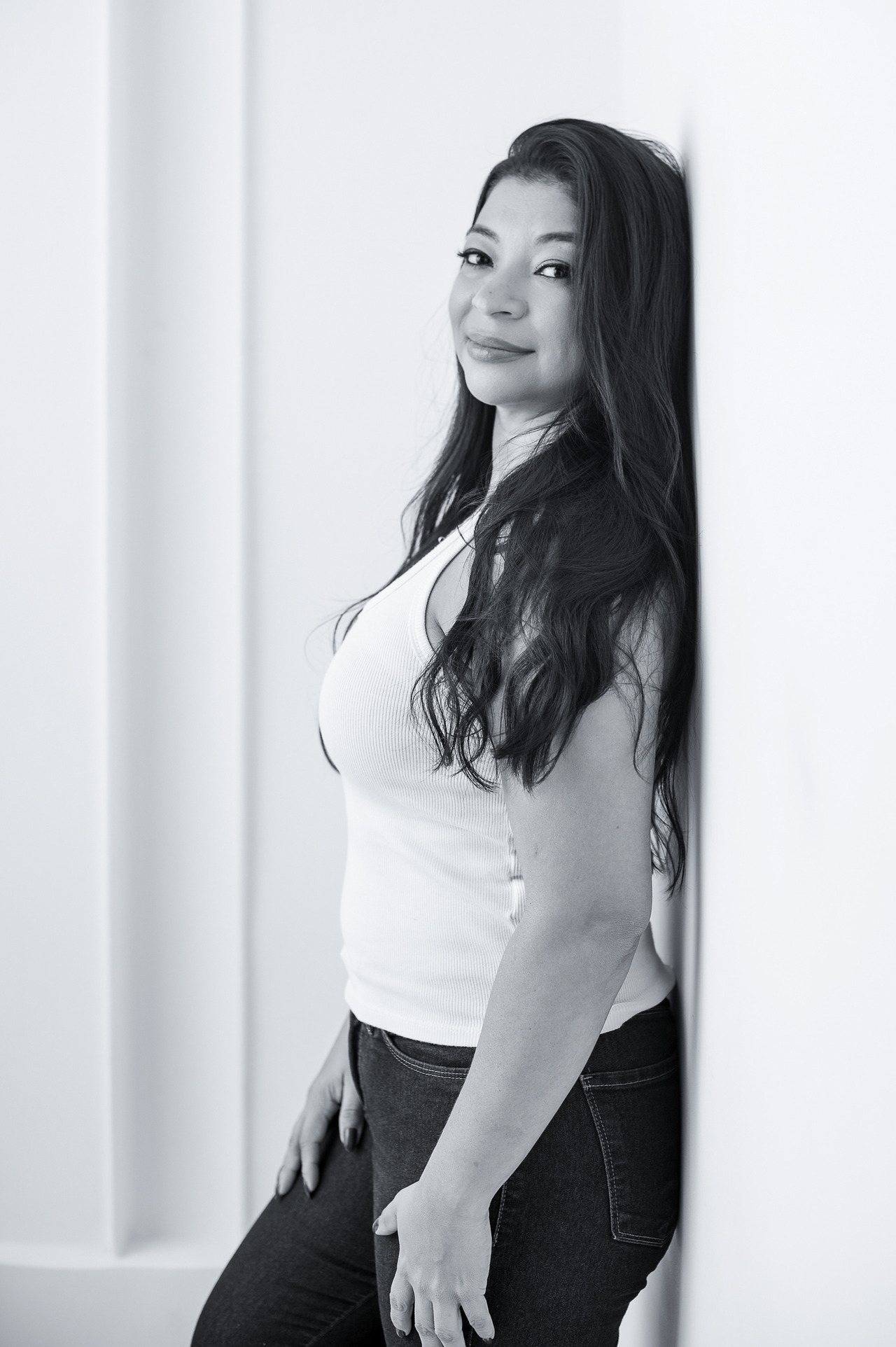 Mulher de 40 anos empoderada em ensaio fotográfico no Rio.