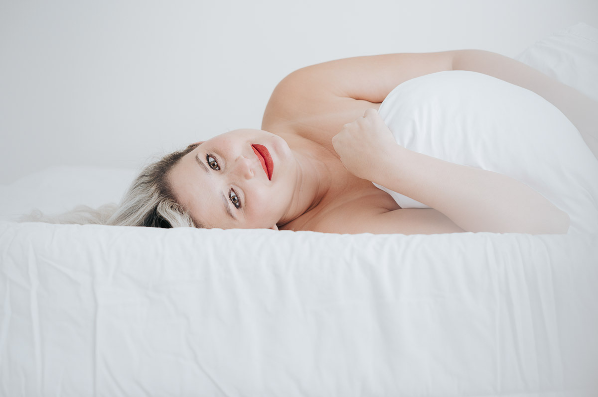 Foto profissional de mulher em ensaio de autoestima