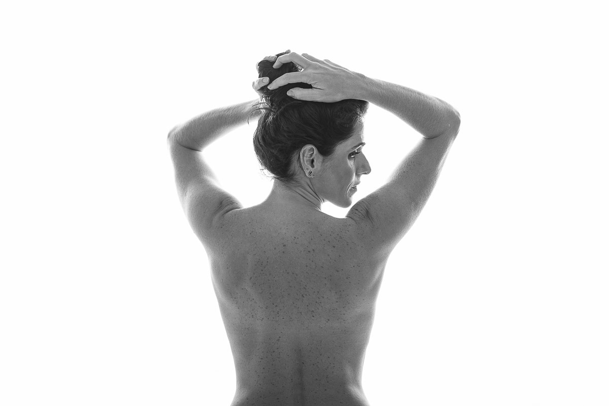 Retrato feminino em estúdio com luz de flash, feito por Dani Justus no Rio de Janeiro – fotografia com direção leve e foco na autoestima.