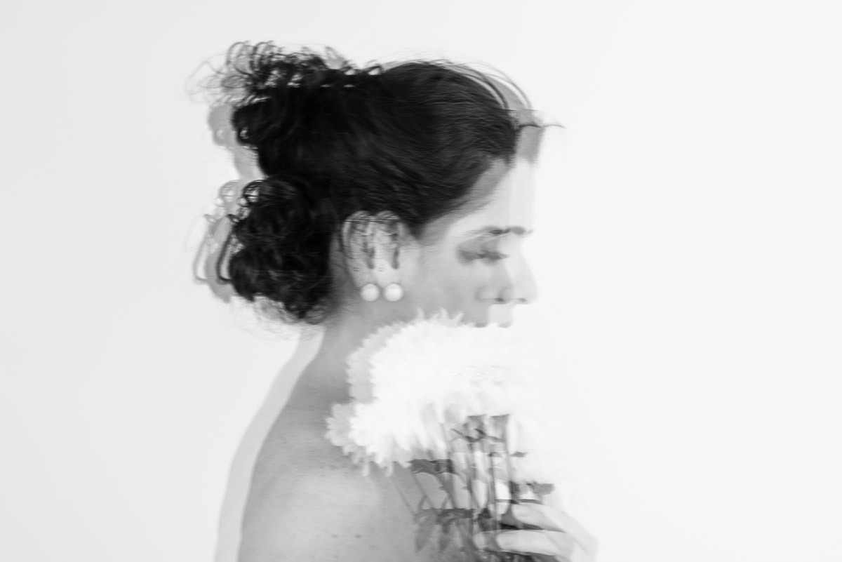 Retrato feminino em estúdio com luz de flash, feito por Dani Justus no Rio de Janeiro – fotografia com direção leve e foco na autoestima.