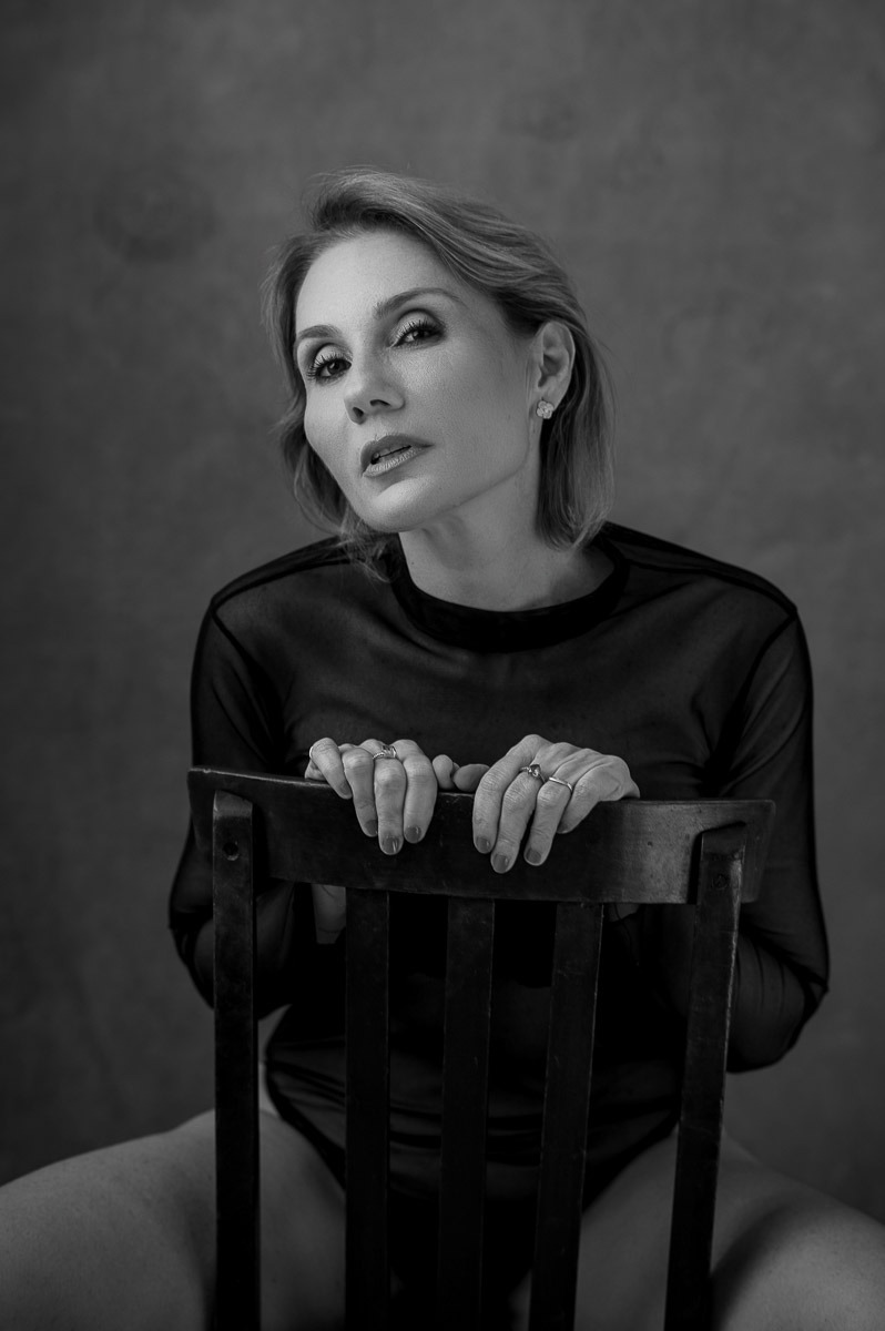 Retrato sensual de uma mulher em estúdio