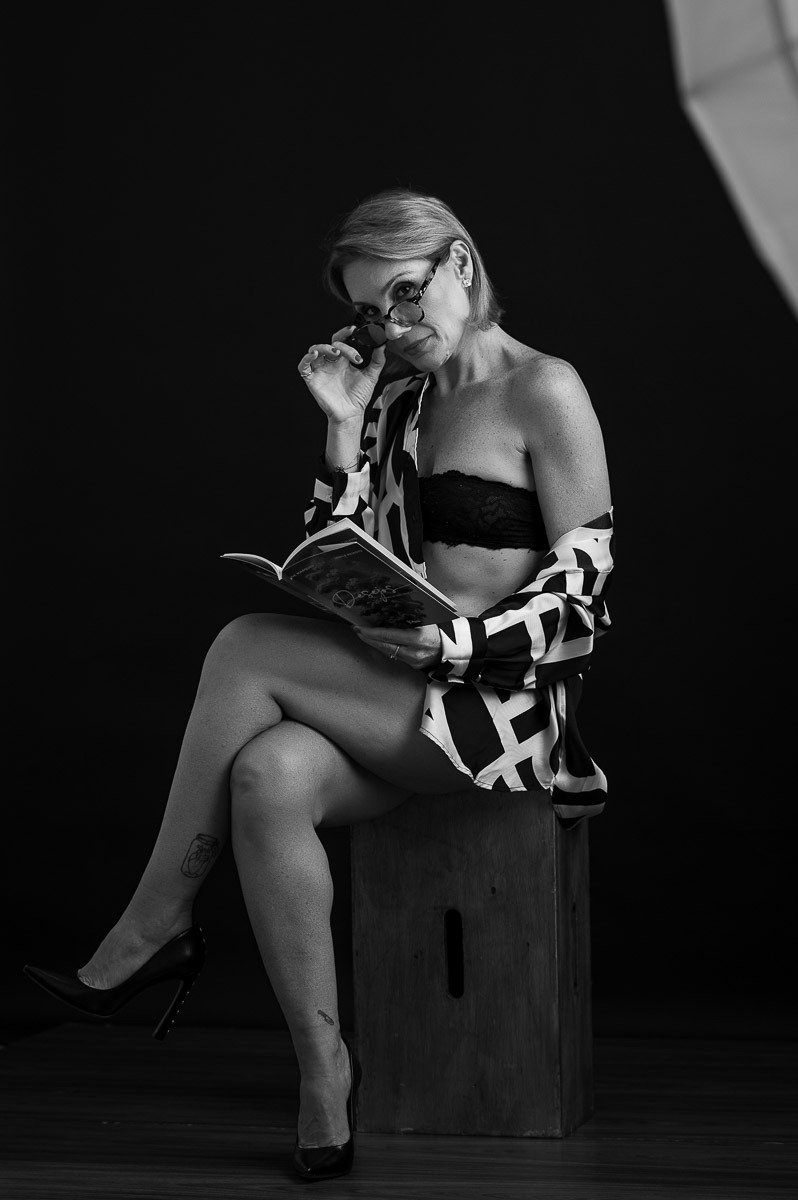 Retrato sensual de uma mulher em estúdio