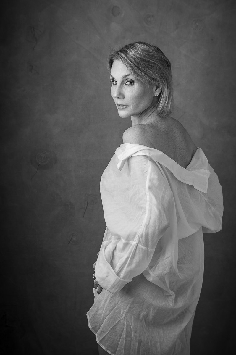 Retrato sensual de uma mulher em estúdio