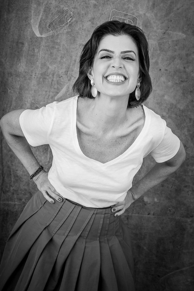 Retrato feminino em preto e branco de mulher aos 40+ em ensaio autoral no estúdio de fotografia no RJ