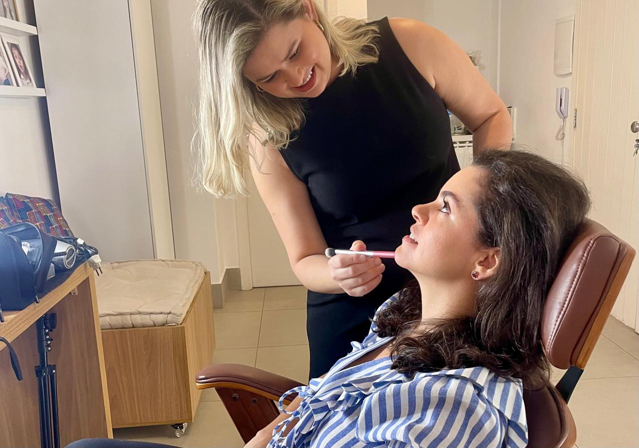 Cliente sendo maquiada para seus headshots