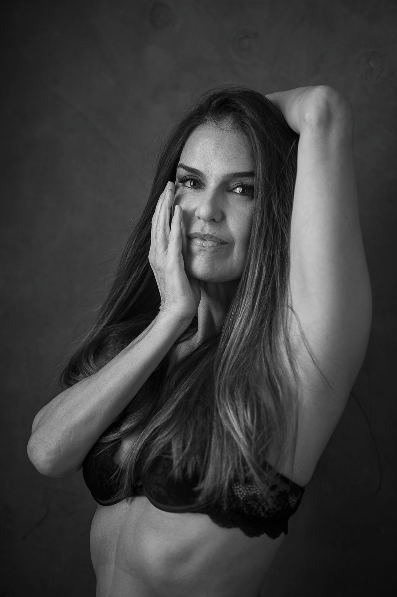 Mulher em ensaio sensual em estúdio, retrato em preto e branco com luz lateral, no estúdio Dani Justus no Jardim Botânico, Rio de Janeiro