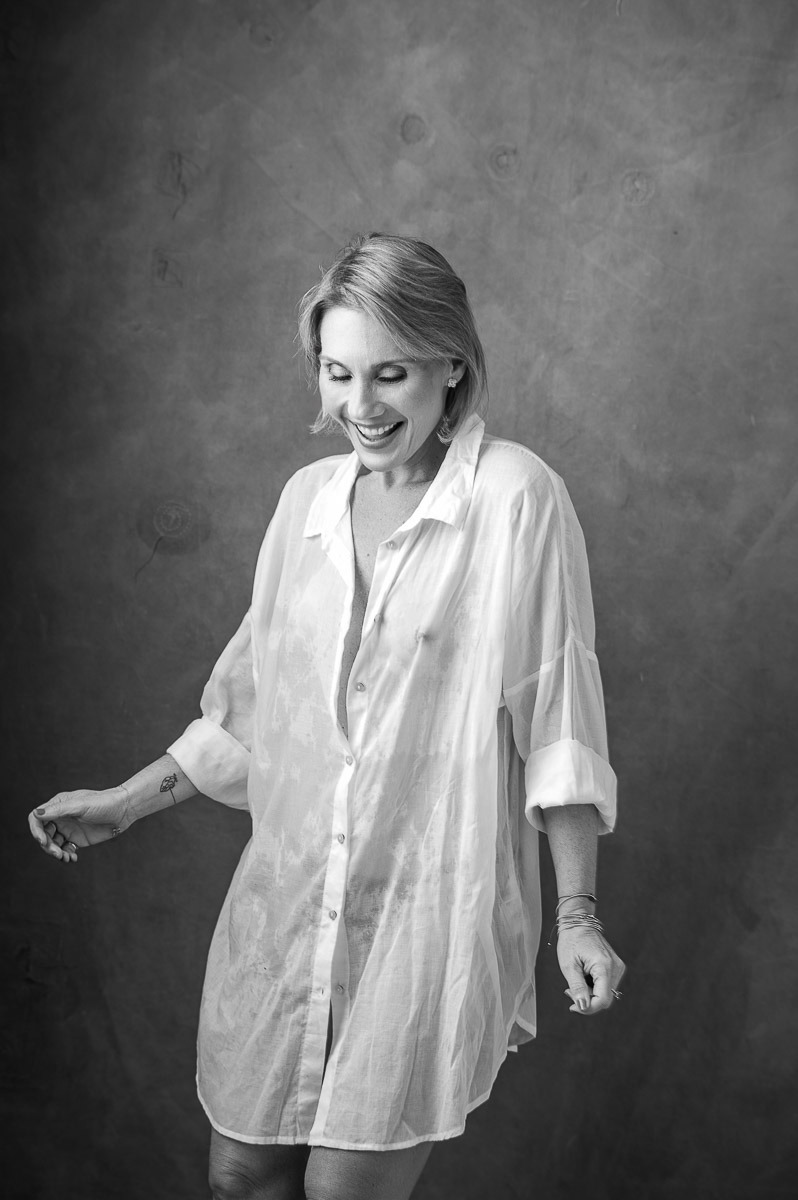 Mulher em ensaio sensual em estúdio, retrato em preto e branco com camisa branca molhada, no estúdio Dani Justus no Jardim Botânico, Rio de Janeiro