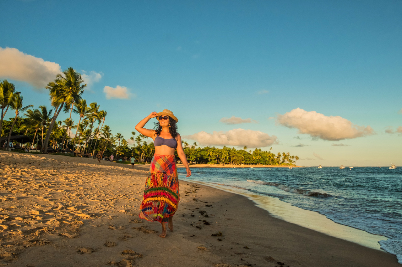 Bia, caminhando na Praia do forte. O ensaio da Bia foi uma celebração da sua essência: leve, colorida e cheia de vida. Cada passo na areia dourada refletia uma fase da sua jornada — de autodescoberta, de amor próprio e de coragem para ser quem ela é. A Praia do Forte foi o cenário perfeito para registrar essa energia vibrante e verdadeira.