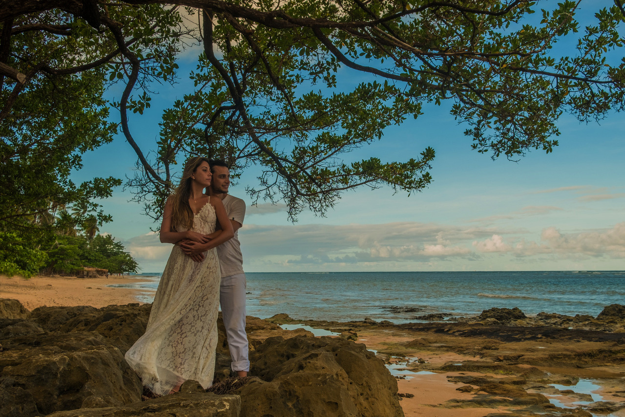 A natureza da ilha de Boipeba emoldura o sentimento — cada abraço vira poesia diante do oceano.
