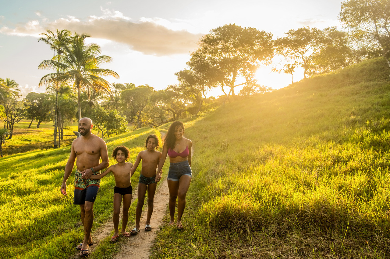 Momentos simples que viram eternos — uma caminhada em família iluminada pelo sol da Bahia.