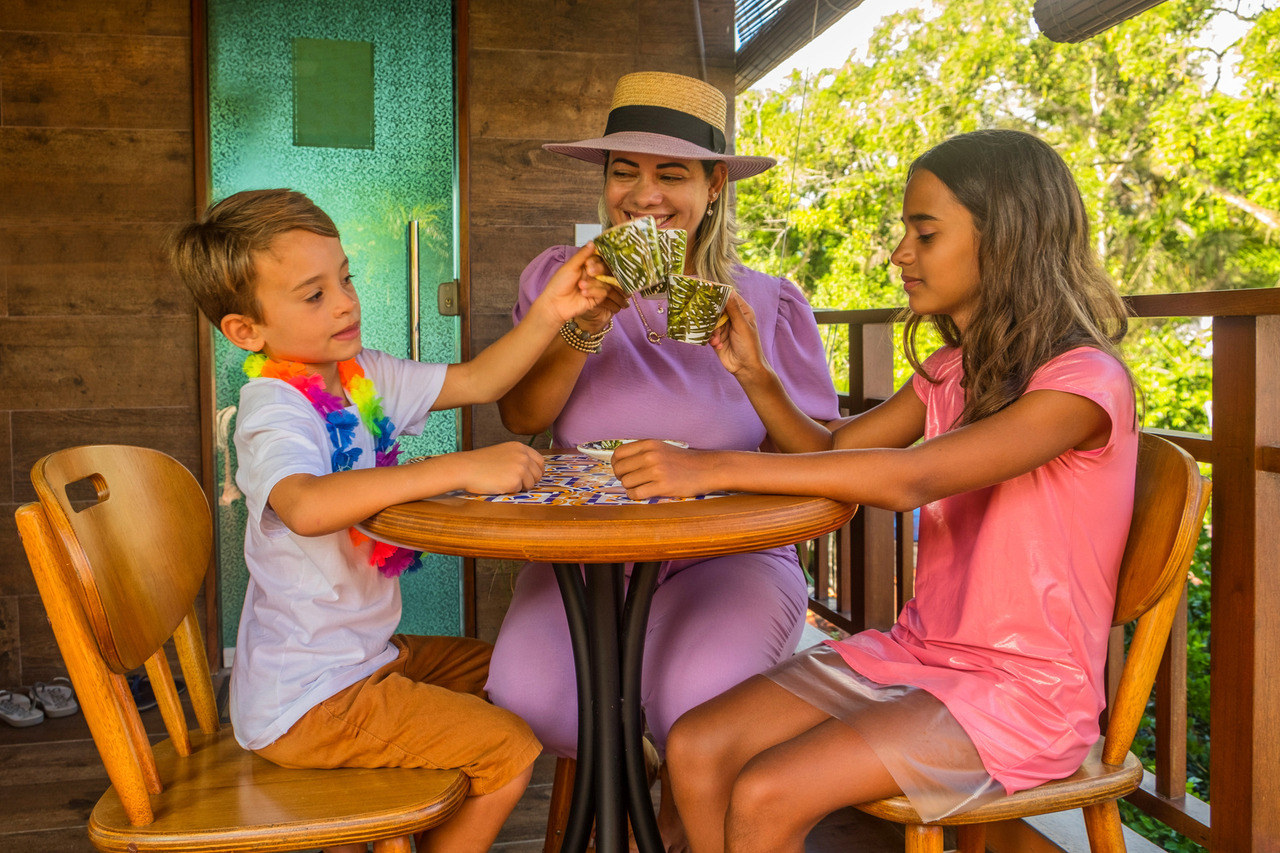 Celebrar juntos, onde cada sorriso é lembrança e cada viagem vira história de família.