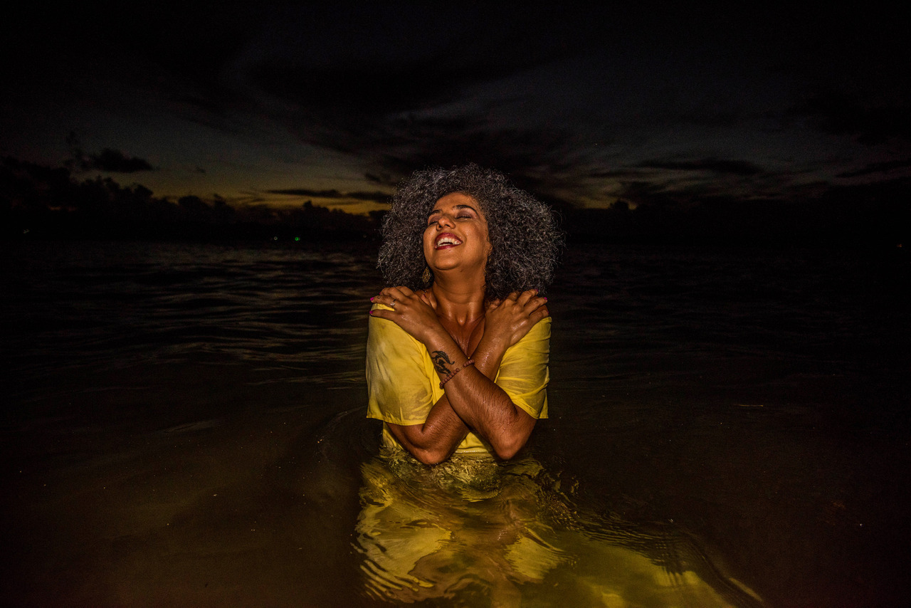 Liberdade, força e autenticidade — cada mulher é pura poesia diante do mar.