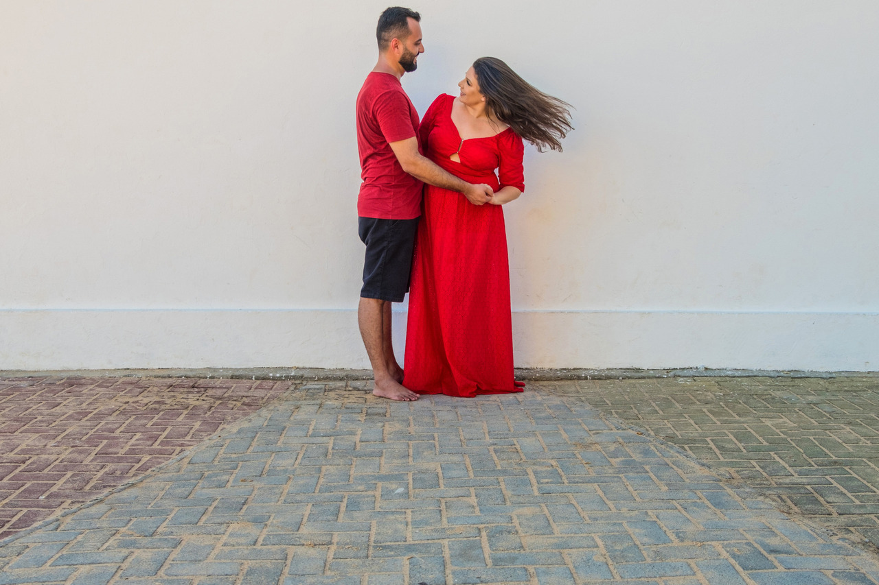 Felipe e Sâmia trouxeram a leveza e a cumplicidade de quem se conhece de alma. O ensaio fluiu naturalmente — risadas sinceras, gestos espontâneos e uma conexão que transbordava em cada clique. Porque amor bonito é aquele que se mostra simples, verdadeiro e cheio de afeto.