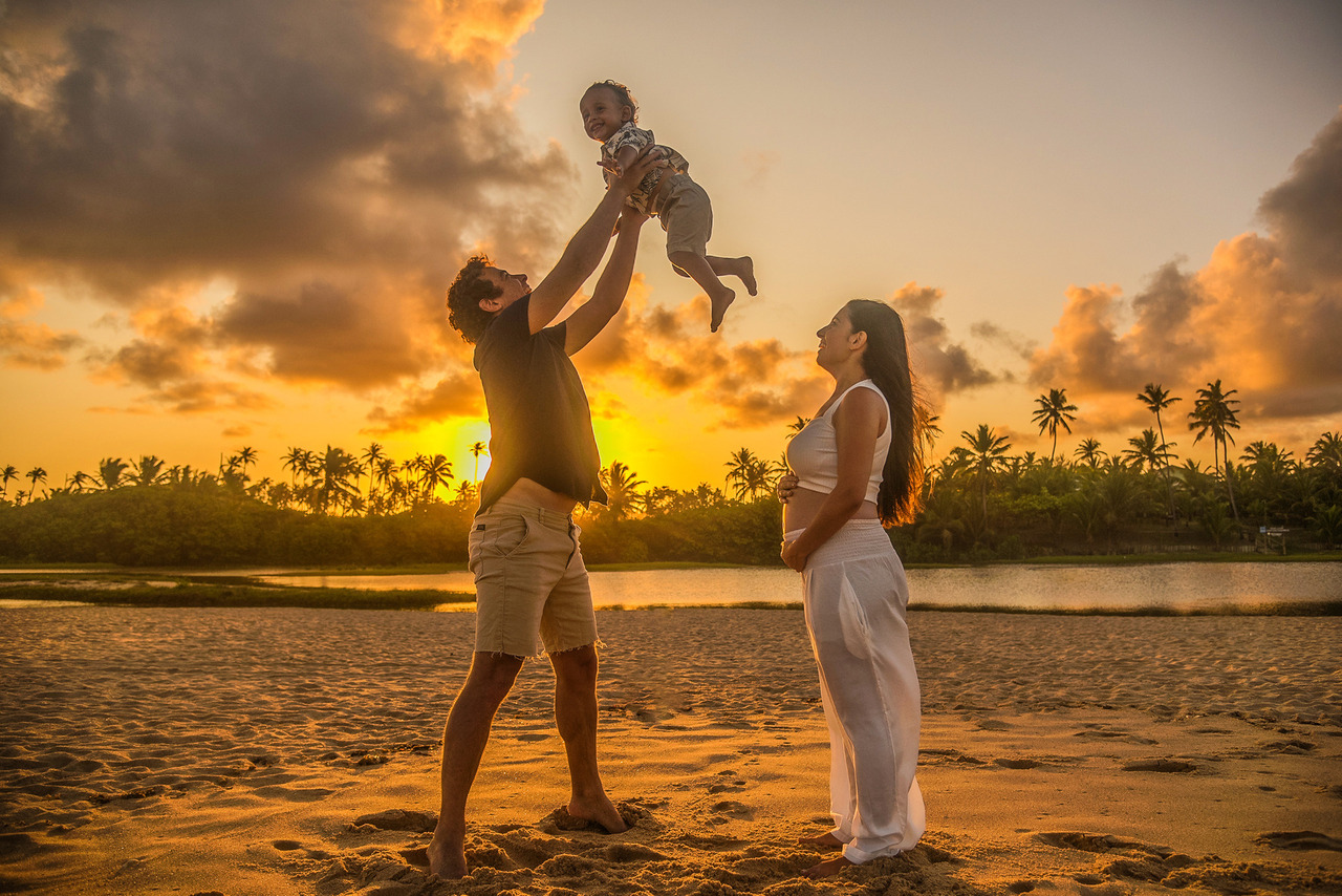 Entre risadas e brincadeiras, o tempo parecia mais lento — como se o universo inteiro quisesse guardar aquele instante. Um ensaio sobre laços, memórias e o tipo de amor que só cresce quando é dividido.