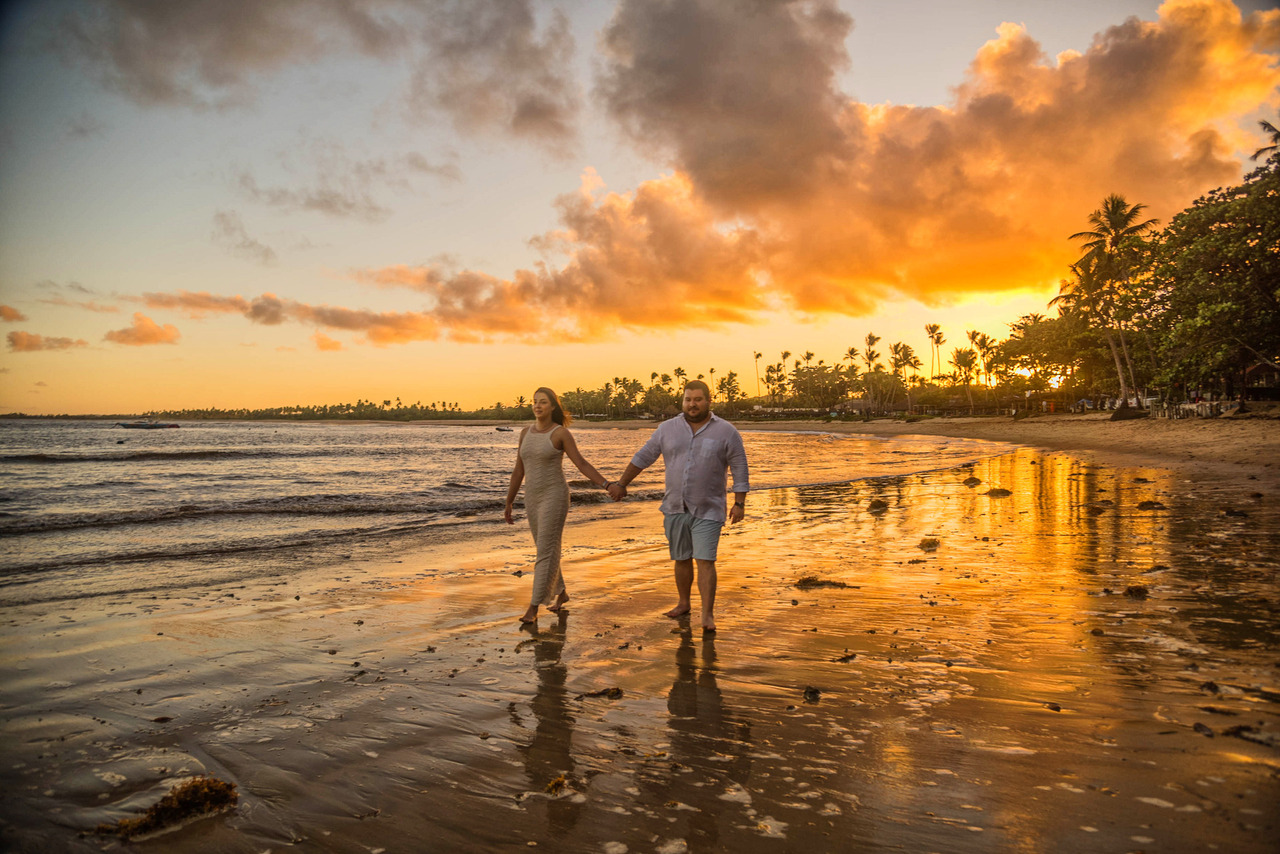 Essa luz dourada, misturada ao toque e à calmaria do mar, criou um cenário onde o tempo parou. Um registro daquilo que o coração sente, mas as palavras não alcançam.